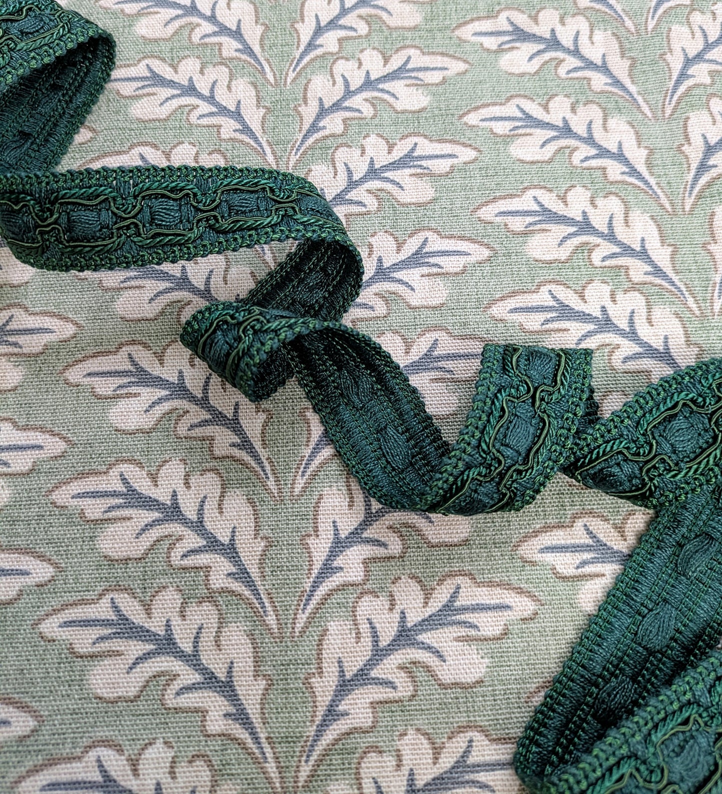 Dark Green Braid / Trimming with ornate, chain design